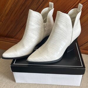 Qupid Women's White Croc-Embossed Ankle Boots